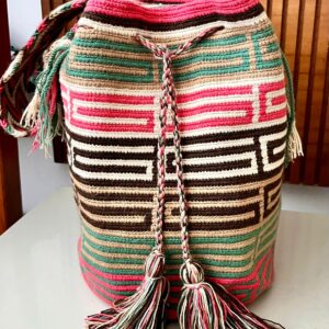 Bolsa com desenho bege com verde G