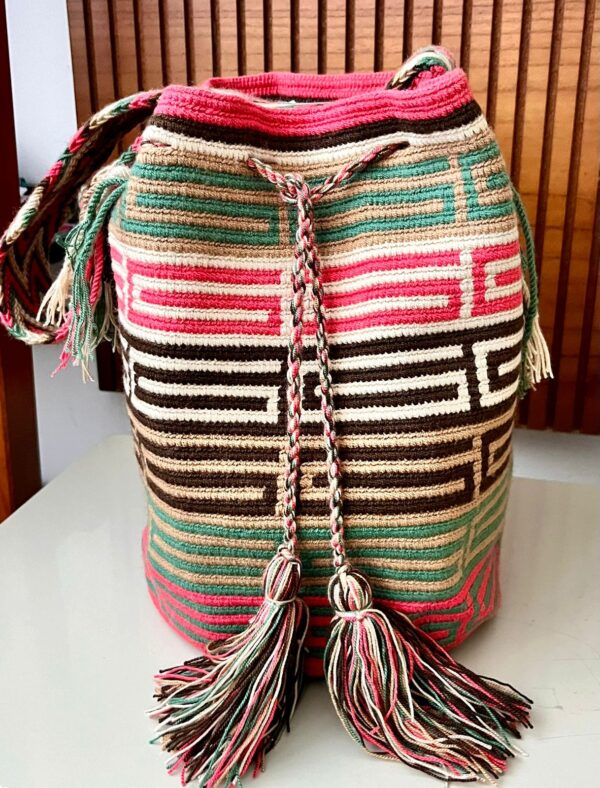Bolsa com desenho bege com verde G